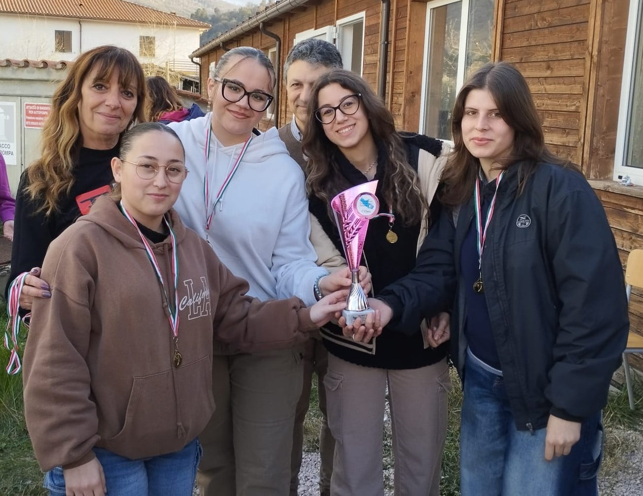 Premiazione della squadra Juniores Femminile (Iacuitto Asia, Luise Michela, Roversi Rachele, Amarù Anita, Di Carlo Marta)